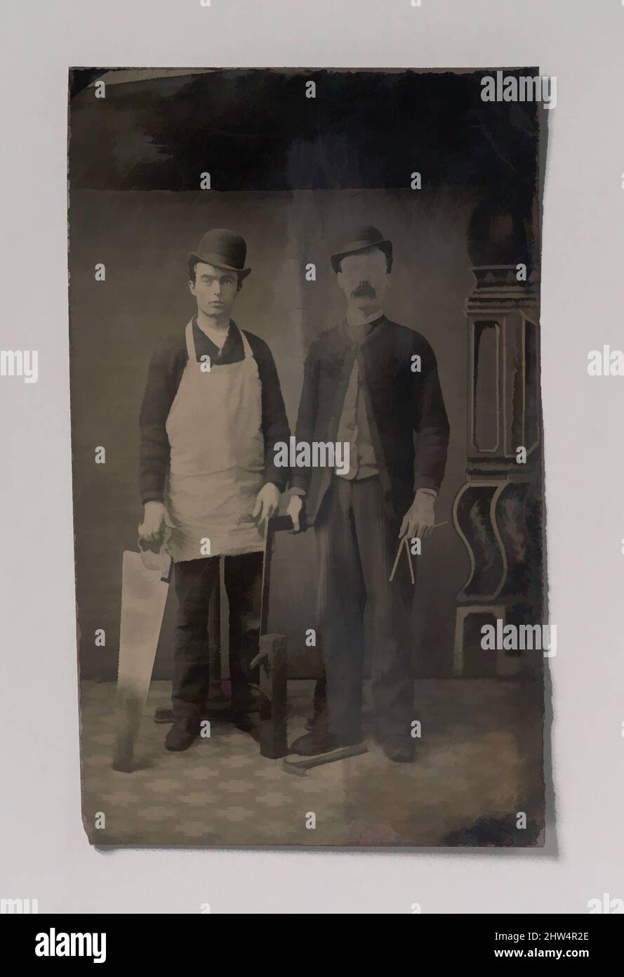 Art inspiré par deux charpentiers avec une scie à main, un plan de bois, un marteau, une boussole et un carré, 1880s, Tintype, image: 10,4 x 6,3 cm (4 1/8 x 2 1/2 in.), photographies, Inconnu (American, Classic œuvres modernisées par Artotop avec une touche de modernité. Formes, couleur et valeur, impact visuel accrocheur sur l'art émotions par la liberté d'œuvres d'art d'une manière contemporaine. Un message intemporel qui cherche une nouvelle direction créative. Artistes qui se tournent vers le support numérique et créent le NFT Artotop Banque D'Images