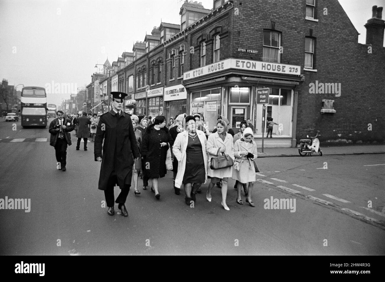 Mme Lillian Bilocca dirige les épouses lors de leur marche de protestation pour essayer de rencontrer le bureau des propriétaires de chalutiers à quai. L'industrie de la pêche à Hull est frappée par la tragédie avec le naufrage des chalutiers du port de pêche de Kingston à Hull. 2nd février 1968. Banque D'Images Mme Lillian Bilocca dirige les épouses lors de leur marche de protestation pour essayer de rencontrer le bureau des propriétaires de chalutiers à quai. L'industrie de la pêche à Hull est frappée par la tragédie avec le naufrage des chalutiers du port de pêche de Kingston à Hull. 2nd février 1968. Banque D'Images