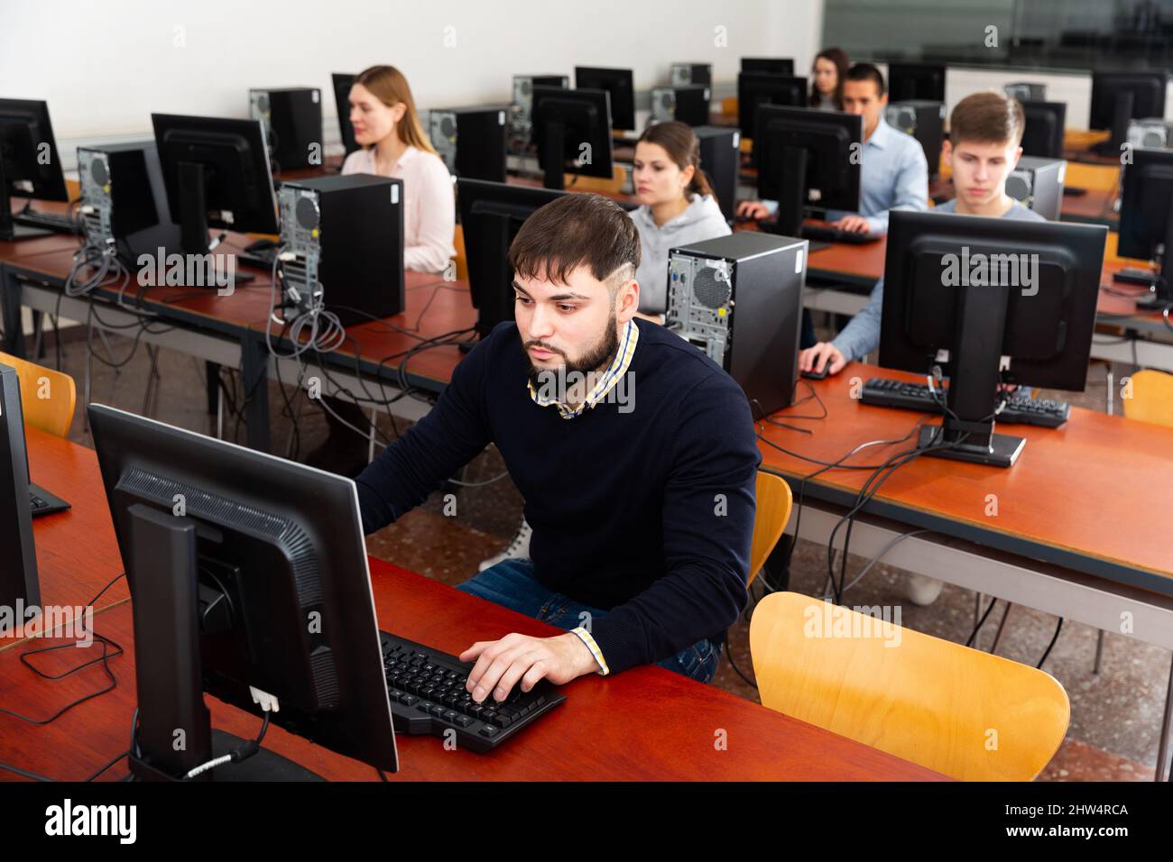 Les étudiants travaillant sur des ordinateurs Banque D'Images