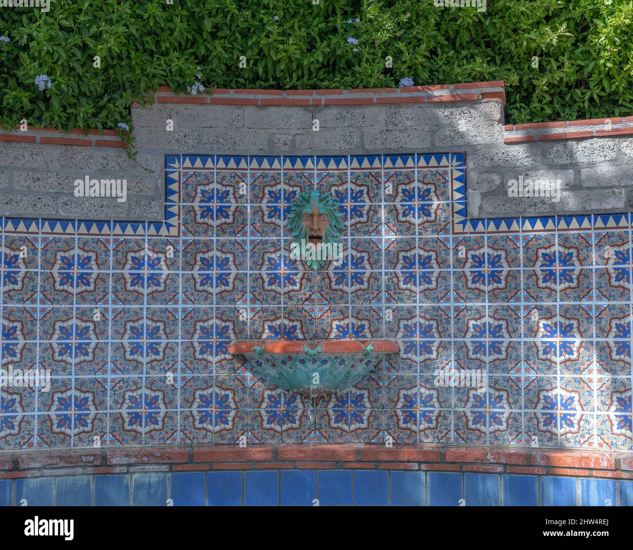 Malibu CA, États-Unis - 2 mars 2022 : la fontaine Neptune au musée Adamson House à Malibu, en Californie. La fontaine a fait usage exclusif des carreaux de la Malibu Banque D'Images