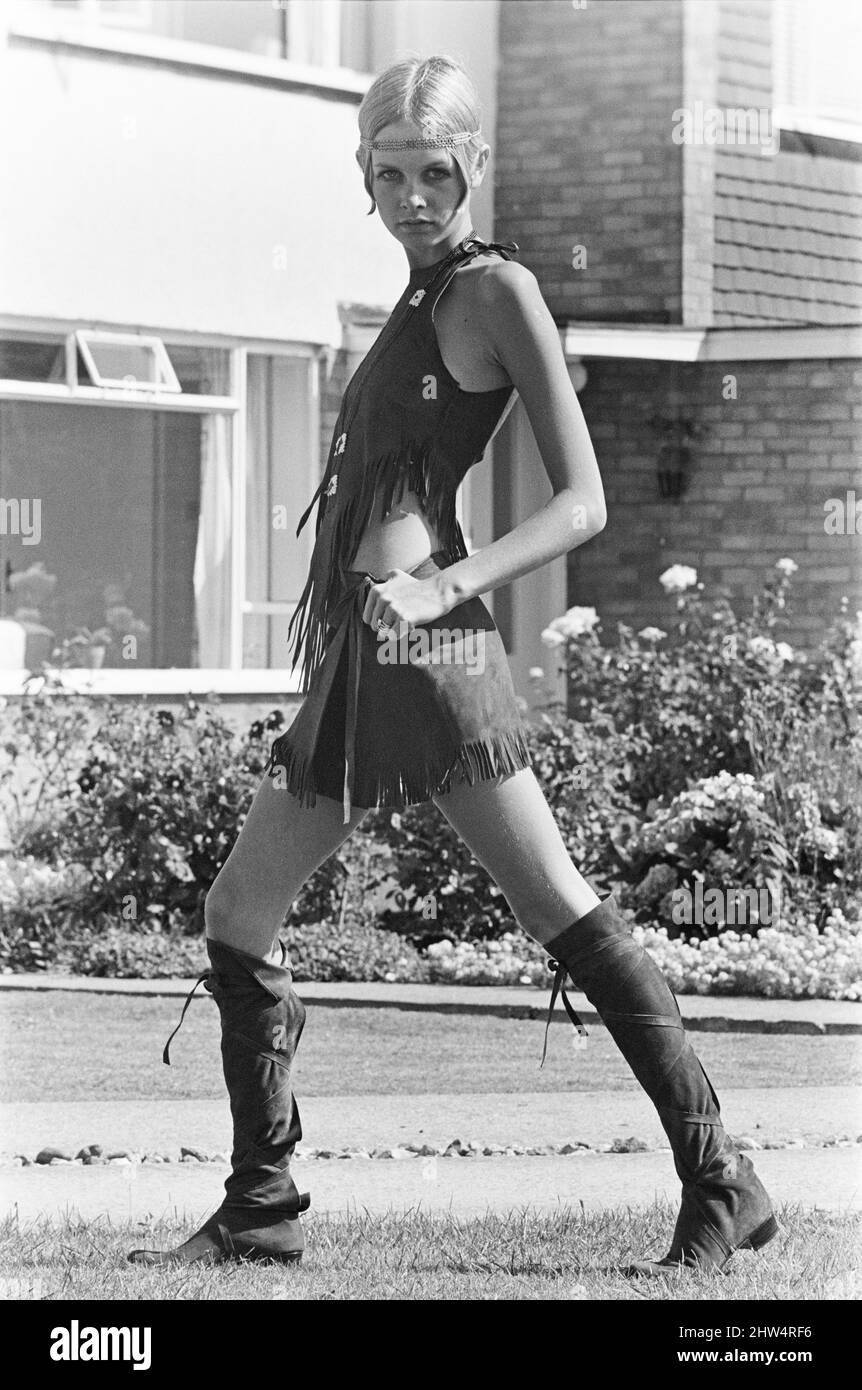 Twiggy, (nom réel Lesley Hornby) modèle anglais, vu dans une tenue d'équipement Hippy. Photographié avant de partir pour les États-Unis plus tard le même jour. Photo prise le 21st août 1967 Banque D'Images Twiggy, (nom réel Lesley Hornby) modèle anglais, vu dans une tenue d'équipement Hippy. Photographié avant de partir pour les États-Unis plus tard le même jour. Photo prise le 21st août 1967 Banque D'Images