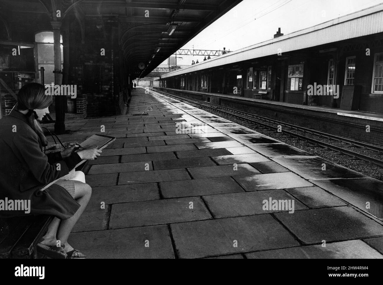 Conditions parfaites pour un étudiant en art. Amanda Fox, âgée de seize ans, de Nuneaton, jouit d'un point d'isolement à la station Nuneaton pour poursuivre son passe-temps créatif. Si agréable d'avoir une plate-forme entière pour vous-même quand vous voulez vous concentrer. 21st octobre 1967. Banque D'Images