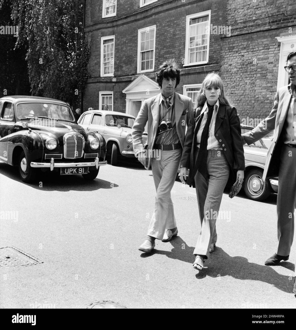 Rolling Stones: Au cours de Mick Jagger et Keith Richards drogue cas. Marianne fidèle photographiée à Chichester juin 1967. Tom Keylock, Stones 'gofer' est sur sa gauche. Banque D'Images