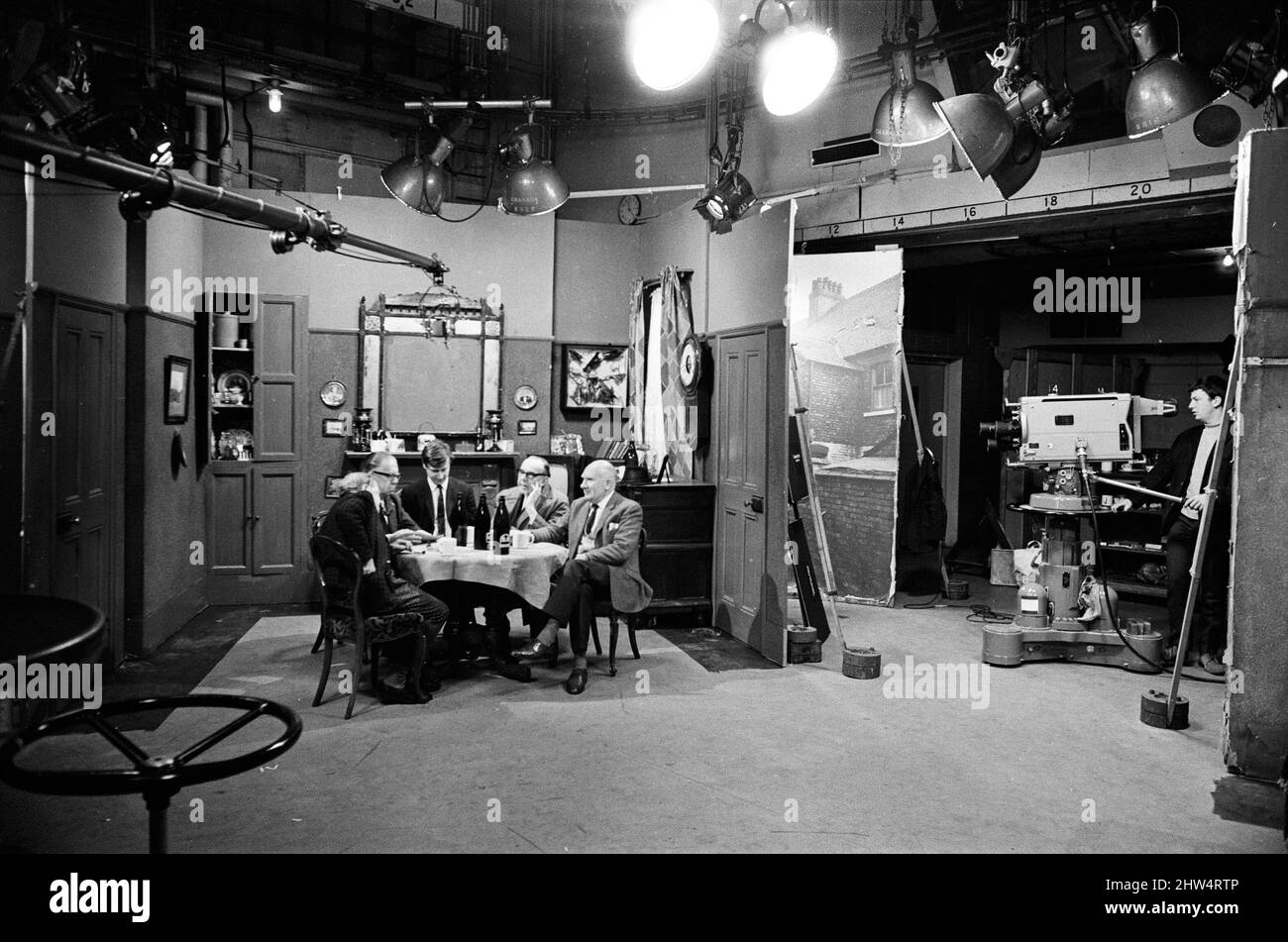 Le casting de 'Coronation Street' sur le set. Jack Howarth comme Albert Tatlock et William Roache comme Ken Barlow. 16th avril 1968. Banque D'Images