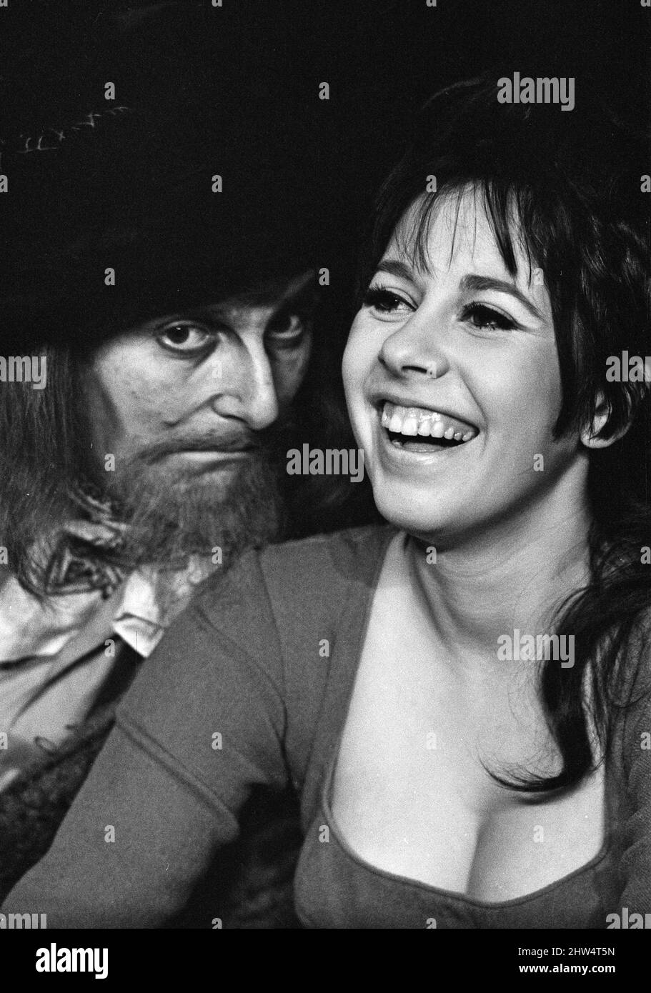 « Oliver » revient sur la scène West End au Piccadilly Theatre. Barry Humphries est représenté en personnage comme Fagin avec Marti Webb jouant Nancy. 25th avril 1967. Banque D'Images