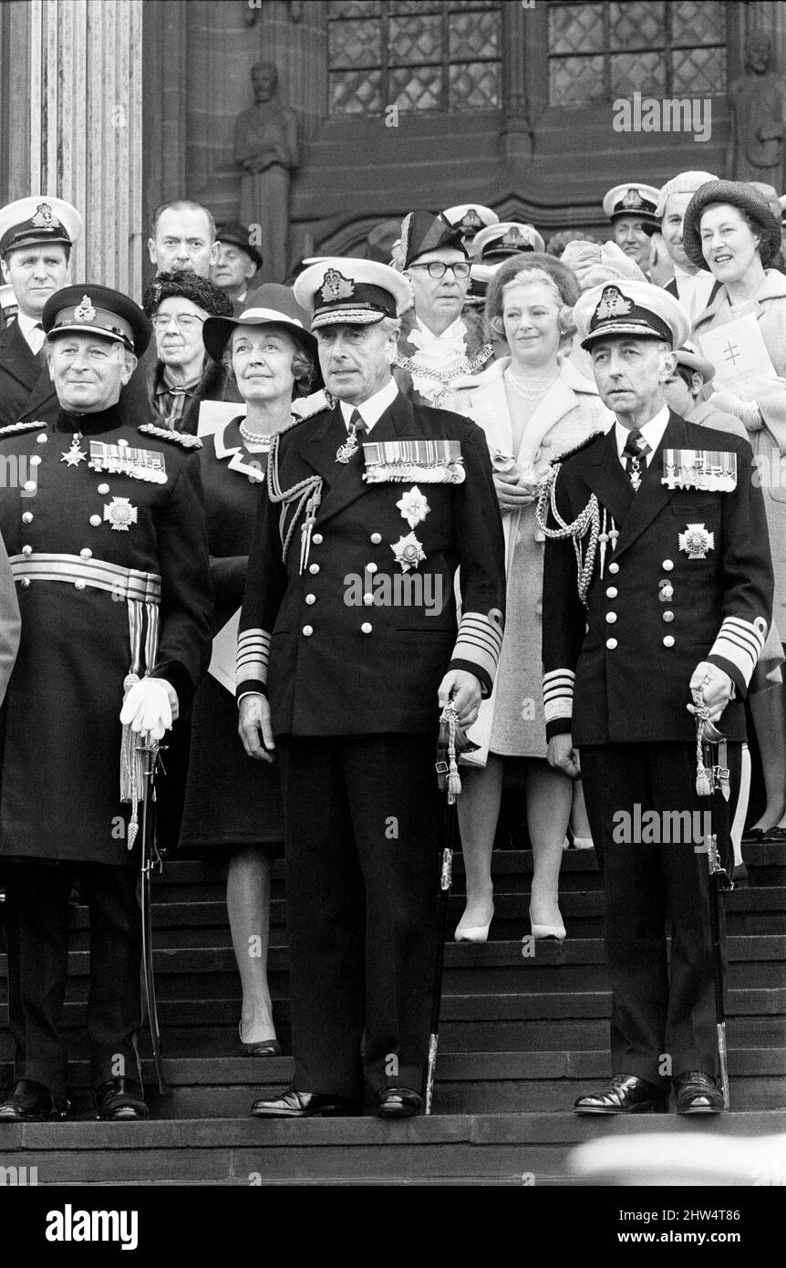 Service tenu à la cathédrale de Liverpool pour commémorer le 25th anniversaire de la bataille de l'Atlantique.l'amiral de la flotte, Earl Mountbatten, salue les marches de la cathédrale anglicane. Le QG de la bataille de l'Atlantique était à Liverpool pendant la Seconde Guerre mondiale. 5th mai 1968. Banque D'Images