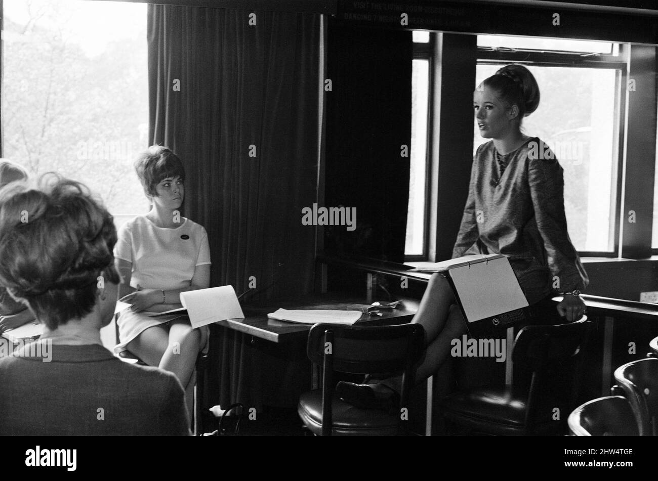 Bunnies School au Playboy Club, Park Lane, Londres, 26th avril 1968. Les jeunes femmes apprennent ce qu'il faut pour être une fille de lapin réussie. La classe est enseignée par Bunny Mother Sue NOOK, âgée de 21 ans. Banque D'Images