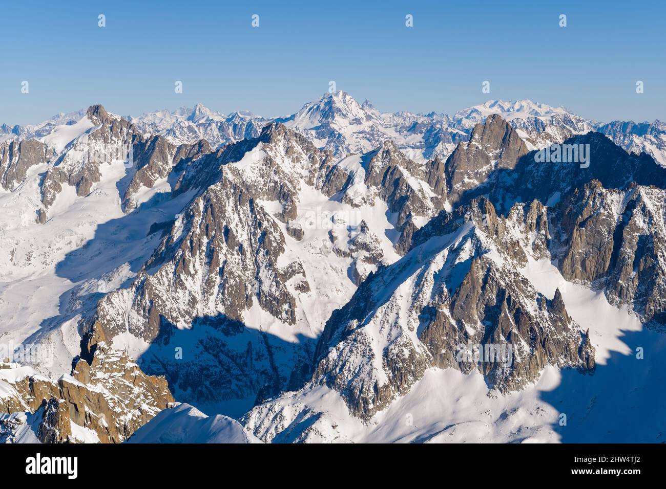 Cette photo de paysage a été prise en Europe, en France, en Rhône-Alpes, en Savoie, dans les Alpes, en hiver. Nous voyons le Grand Combin et le Matterhorn, sous Banque D'Images