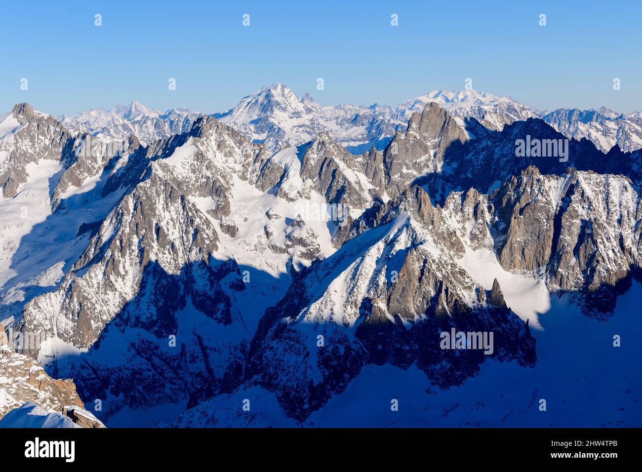 Cette photo de paysage a été prise en Europe, en France, en Rhône-Alpes, en Savoie, dans les Alpes, en hiver. Nous voyons le Grand Combin et le Matterhorn, sous Banque D'Images