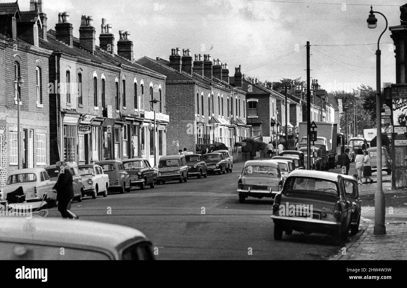 Il faut demander au chef de police de Birmingham de prendre des mesures dans une rue calme de la ville, où, selon un conseiller municipal, certains peuples vivent dans la misère. Le déménagement vient après les plaintes des familles de Glovers Road, Sparkbrook, qui disent craindre que les prostituées de Balsall Heath se déplacent dans la région. 13th octobre 1967. Banque D'Images