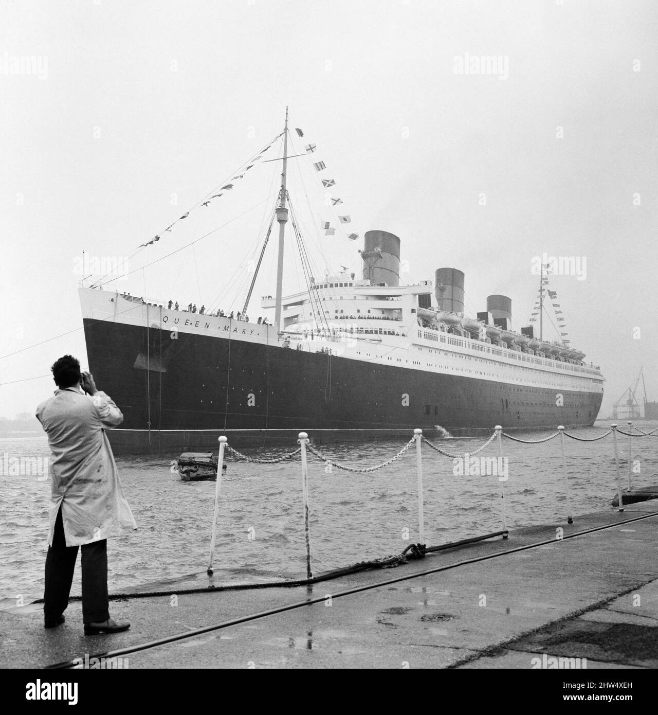 Le Cunard White Star paquebot Queen Mary sort pour la dernière fois. Un homme prenant une photo du navire avant qu'elle ne s'en prenne au solent. Southampton, Hampshire, 31st octobre 1967. Banque D'Images