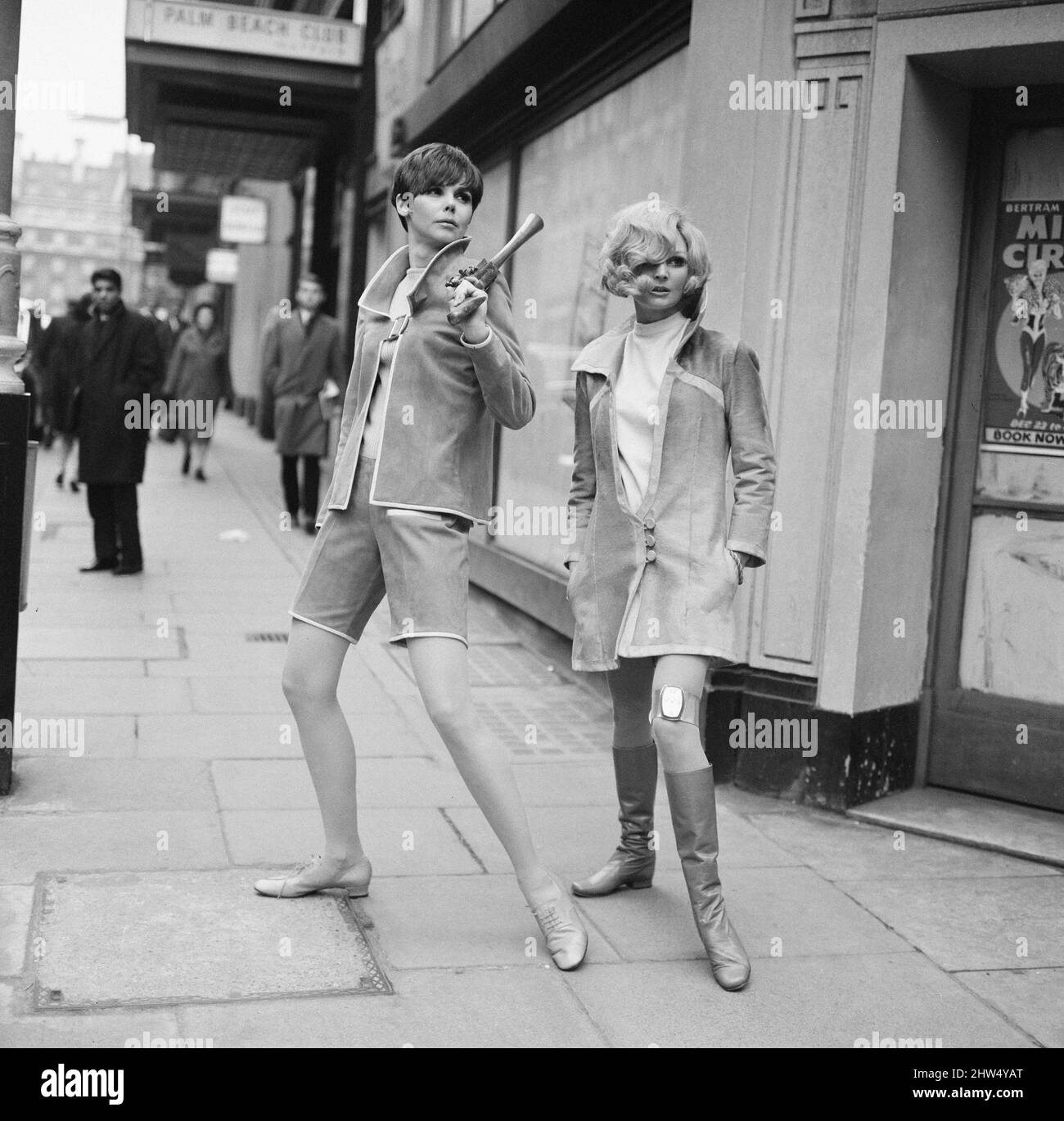 The Avengers Line, Fashion Show au Palm Beach Casino, Londres, 4th janvier 1967. Les vêtements exposés ont été inspirés par la série télévisée ABC les Avengers. Banque D'Images