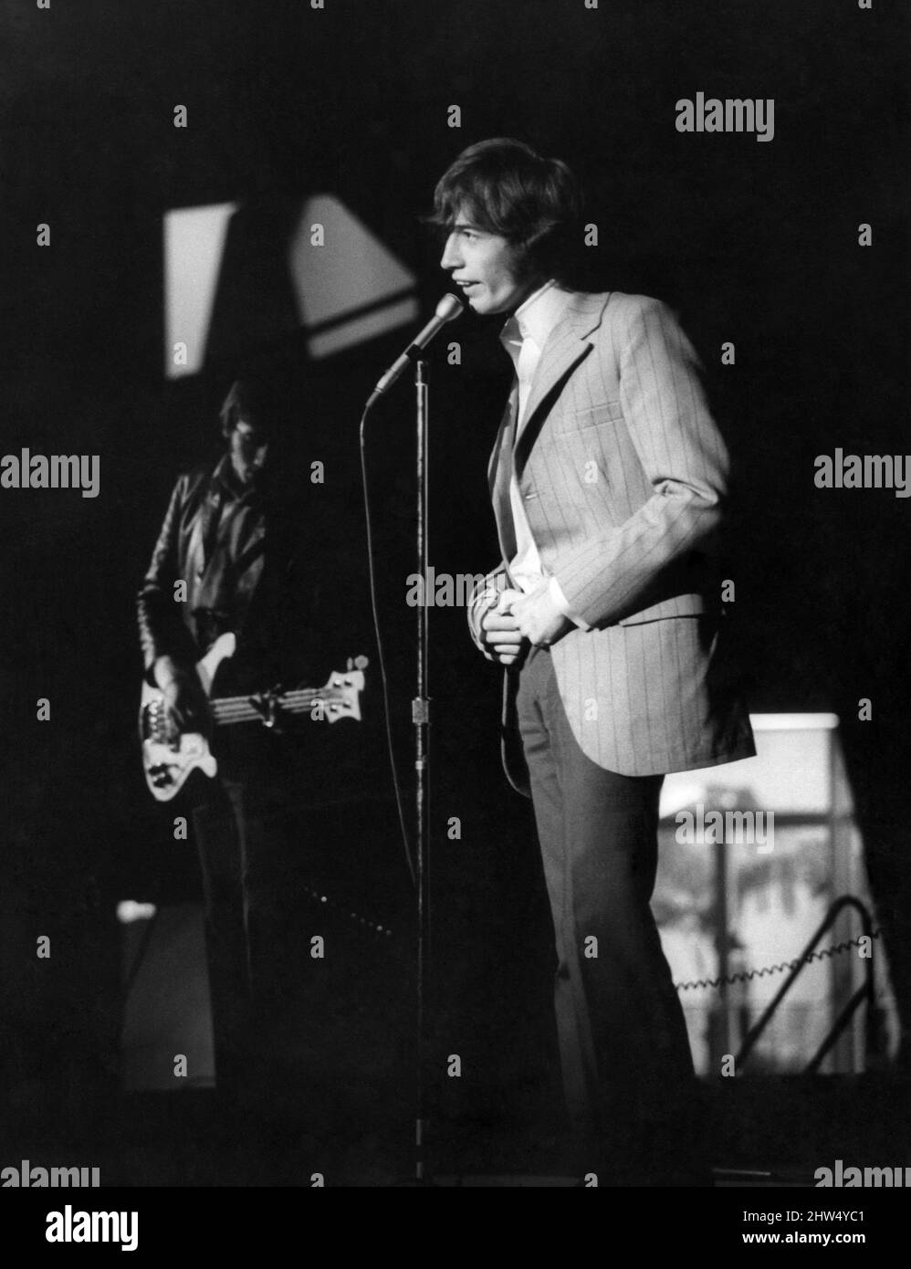 Robin Gibb du groupe pop Bee Gees photographié pendant les répétitions au centre de congrès d'Anaheim en Californie, aux États-Unis. Février 1968. Banque D'Images