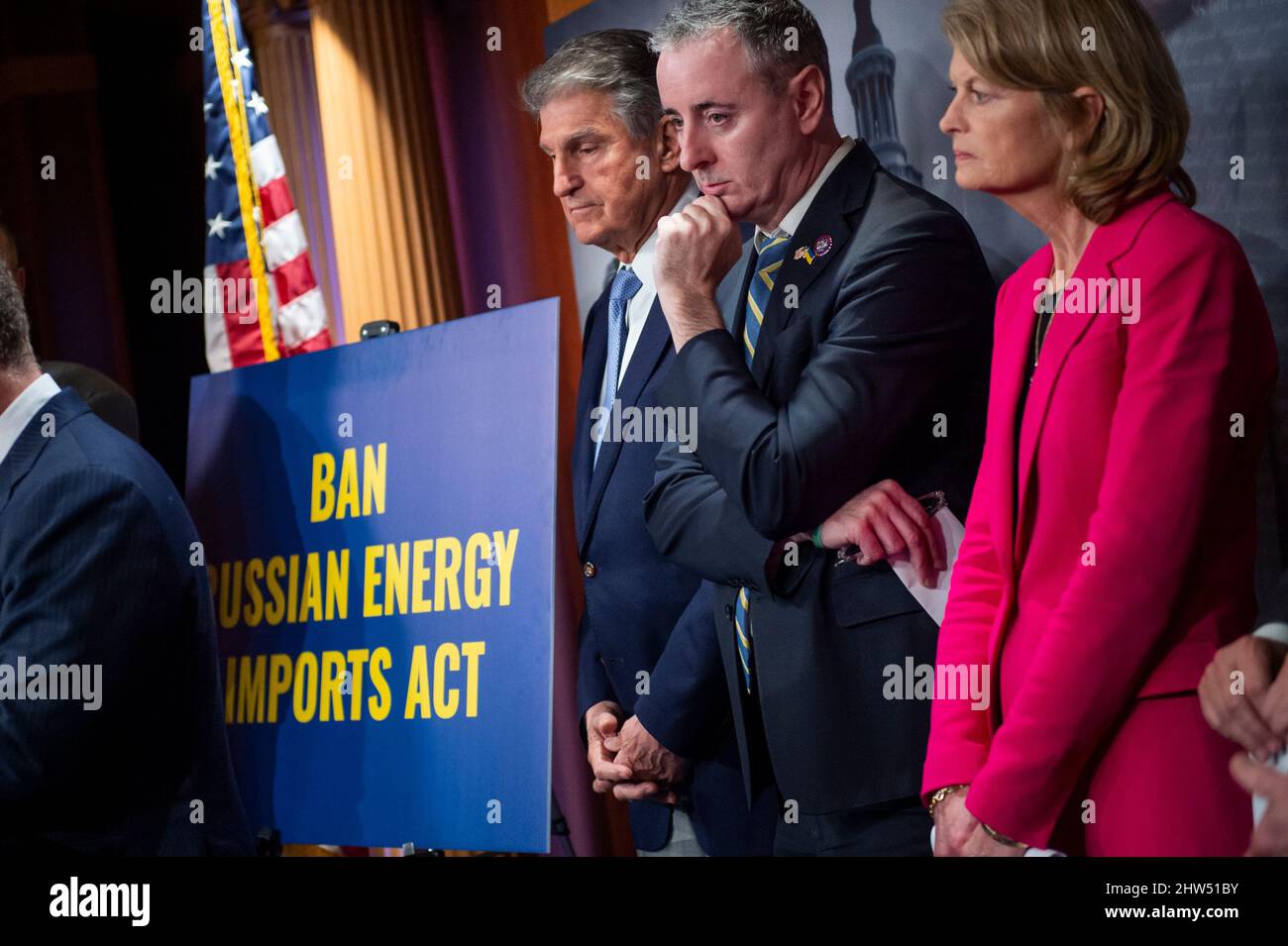 États-Unis le sénateur Joe Manchin III (démocrate de la Virginie-Occidentale), à gauche, le représentant des États-Unis Brian Fitzpatrick (républicain de Pennsylvanie), au centre, Et la sénatrice américaine Lisa Murkowski (républicaine de l'Alaska), à droite, assiste à une conférence de presse sur leur projet de loi bipartisan visant à interdire les importations d'énergie russe, au Capitole des États-Unis à Washington, DC, le jeudi 3 mars 2022. Fitzpatrick a servi dans le FBI en Ukraine et a encore des liens étroits là-bas. Crédit : Rod Lamkey/CNP/MediaPunch Banque D'Images