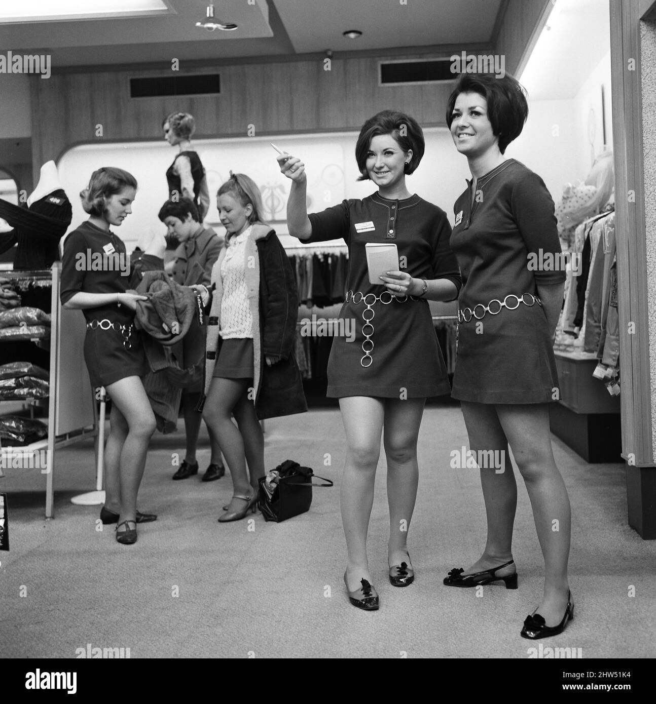 La direction de Lewis's Store, Liverpool, a reçu des plaintes au sujet de l'essoufflement des petites robes portées par leurs vendeurs dans la boutique Miss Selfridge pour les jeunes. Les assistants de vente Beatrice Rees, de Gateacre, et Kathy Laughlin, de St Helens, sont illustrés. 21st novembre 1967. Banque D'Images