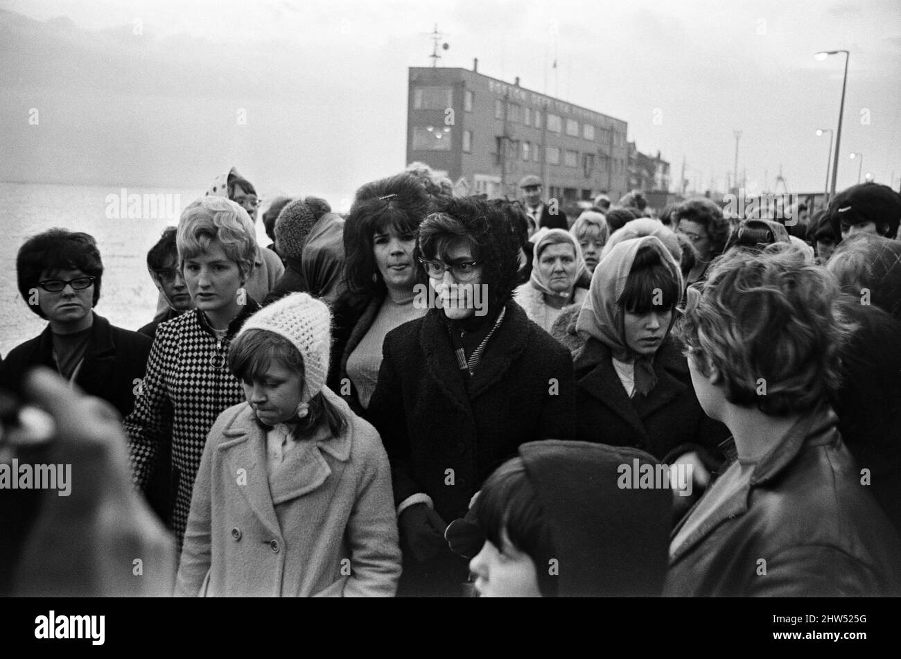 Hommes pêcheurs sur le quai après leur marche de protestation de Victoria Hall aux quais. L'industrie de la pêche à Hull est frappée par la tragédie avec le naufrage des chalutiers du port de pêche de Kingston à Hull. 2nd février 1968. Banque D'Images Hommes pêcheurs sur le quai après leur marche de protestation de Victoria Hall aux quais. L'industrie de la pêche à Hull est frappée par la tragédie avec le naufrage des chalutiers du port de pêche de Kingston à Hull. 2nd février 1968. Banque D'Images