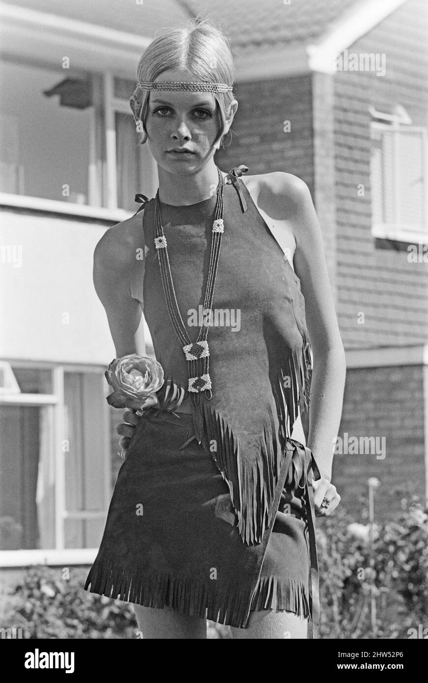 Twiggy, (nom réel Lesley Hornby) modèle anglais, vu dans une tenue d'équipement Hippy. Photographié avant de partir pour les États-Unis plus tard le même jour. Photo prise le 21st août 1967 Banque D'Images Twiggy, (nom réel Lesley Hornby) modèle anglais, vu dans une tenue d'équipement Hippy. Photographié avant de partir pour les États-Unis plus tard le même jour. Photo prise le 21st août 1967 Banque D'Images