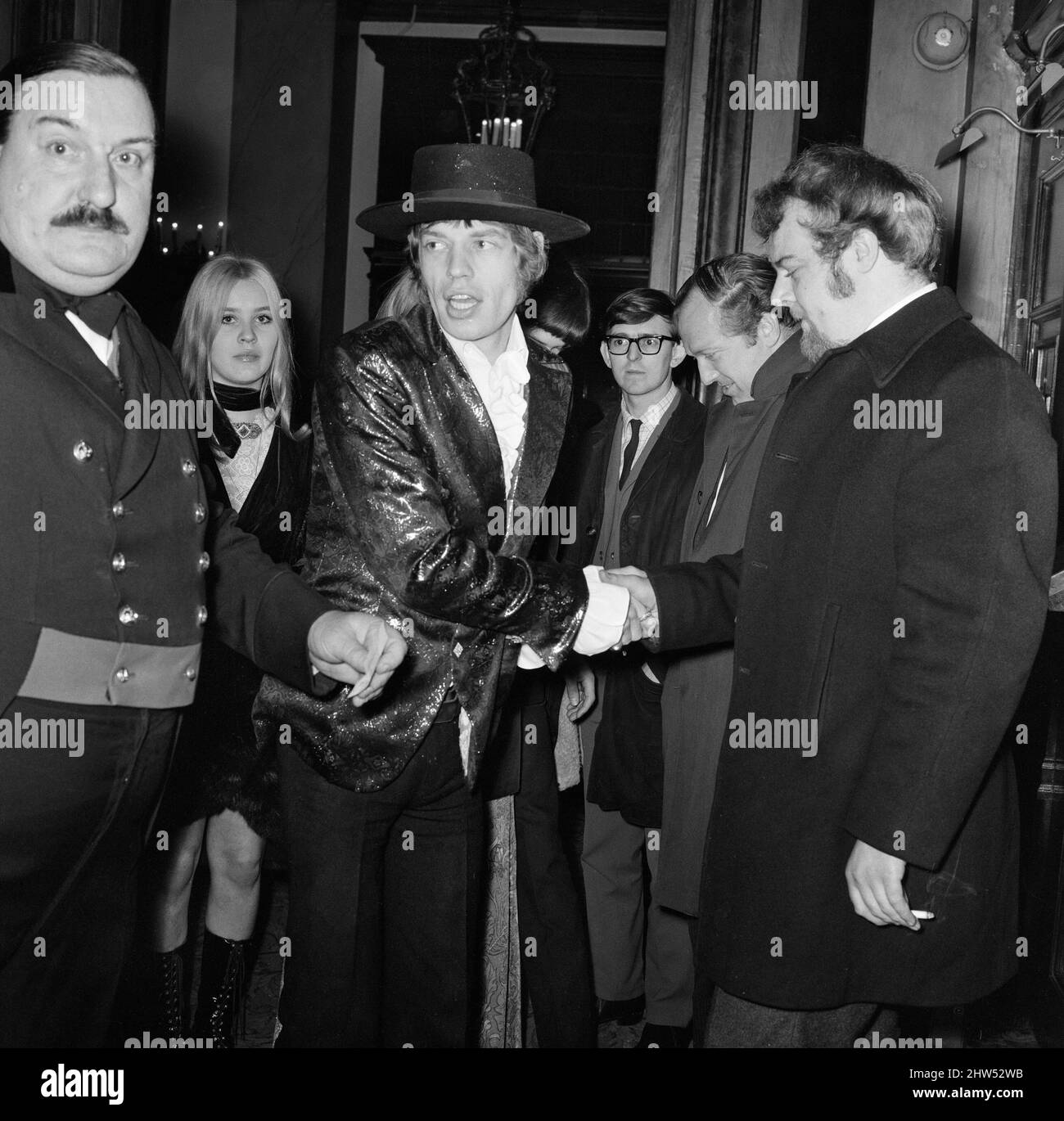 Chanteur principal du groupe pop Rolling Stones Mick Jagger avec Marianne Faithful arrivant à l'Opéra Royal de Covent Garden pour le Royal Ballet Gala performance en aide au Fonds de bienfaisance Royal Ballet. 23rd février 1967. Banque D'Images