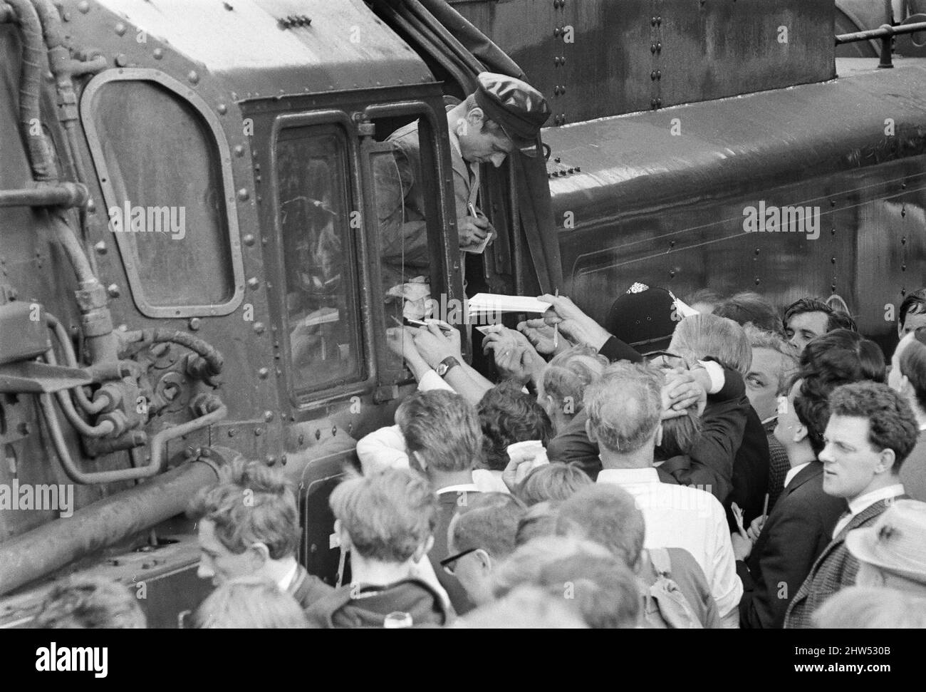 Le 1T57 'Fifteen Guinea Special', le dernier train de voyageurs principal à être transporté par locomotive à vapeur sur le British Rail le 11th août 1968 avant l'introduction d'une interdiction de vapeur qui a commencé le lendemain. Il s'agissait d'un train spécial d'excursion organisé pour l'occasion de Liverpool via Manchester à Carlisle et de retour, et a été tiré par quatre locomotives à vapeur différentes à son tour pendant les quatre étapes du voyage. Spectacles sur photo: Le train, transporté par la locomotive de classe Britannia n° 70013 Oliver Cromwell, est accueilli par des foules de wellwishers et de passionnés pendant qu'il fait un arrêt Banque D'Images