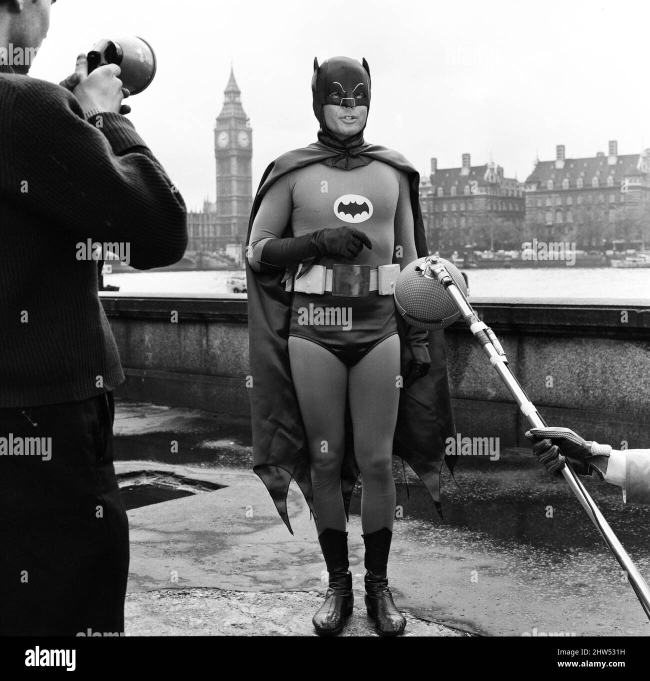 Adam West comme Batman aide avec la campagne de sécurité routière à Londres qui est parrainé par le ministère des Transports. 7th mai 1967. Banque D'Images