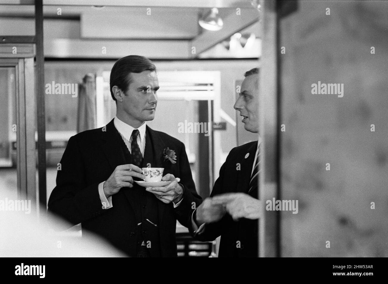 La princesse Margrethe du Danemark (non représentée sur la photo) et son mari le prince Henrik (à gauche) visitent le Danish Food Center de Manchester lors des festivités du « denmark in Britain 68 ». Octobre 1968. Banque D'Images