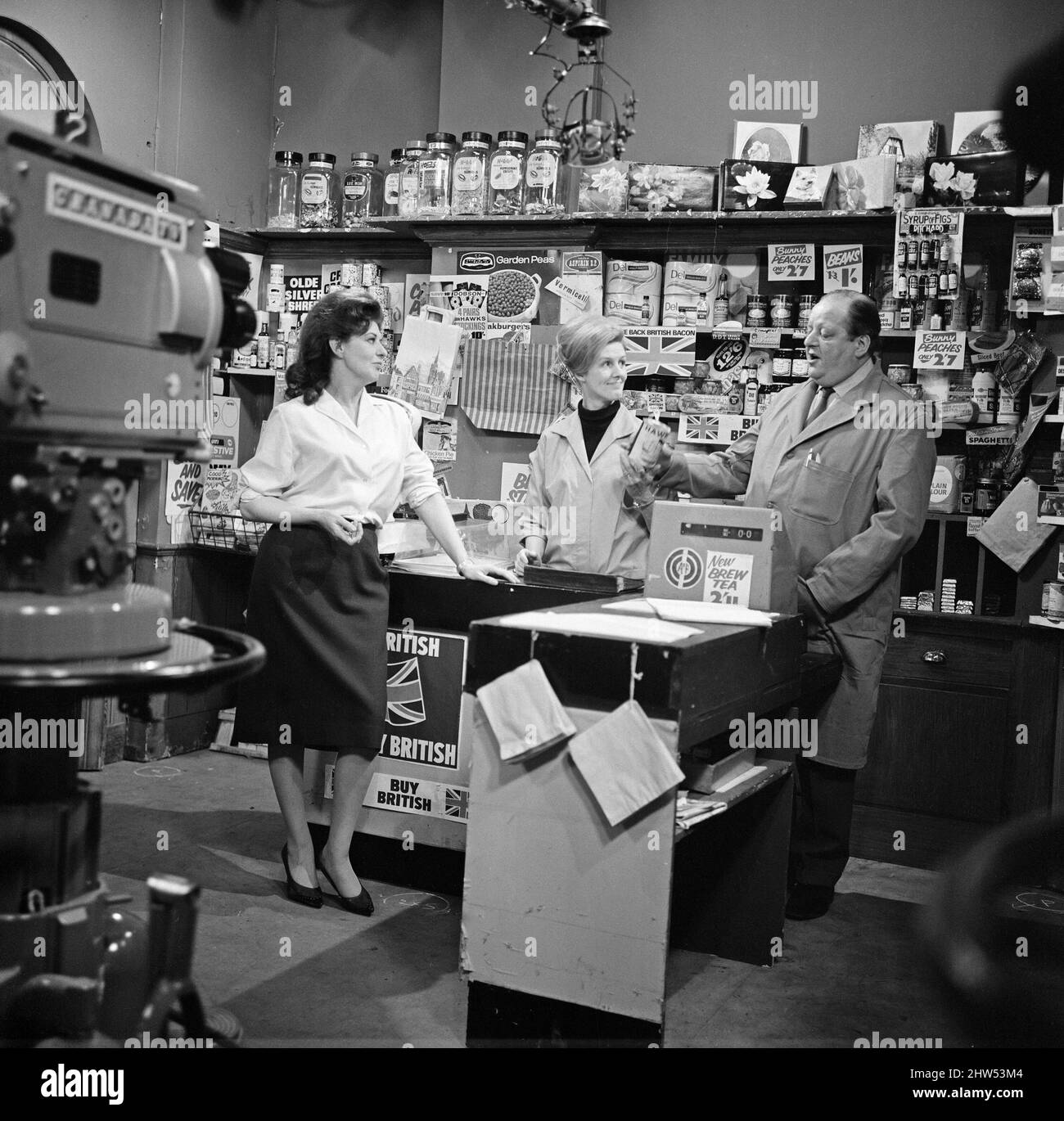 Le casting de 'Coronation Street' sur le set. Pat Phoenix avec les nouveaux arrivants Irene Sutcliffe et John Sharp. 16th avril 1968. Banque D'Images