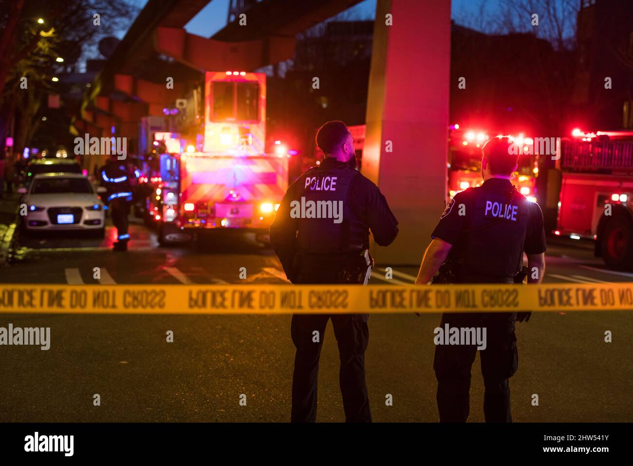 Seattle, États-Unis. 3nd mars 2022. Feu de Seattle et police répondant à un incendie de structure à 5th et Wall dans le quartier de belltown tôt dans la soirée. L'incendie s'est éteint rapidement avant de se propager. Crédit : James Anderson/Alay Live News Banque D'Images