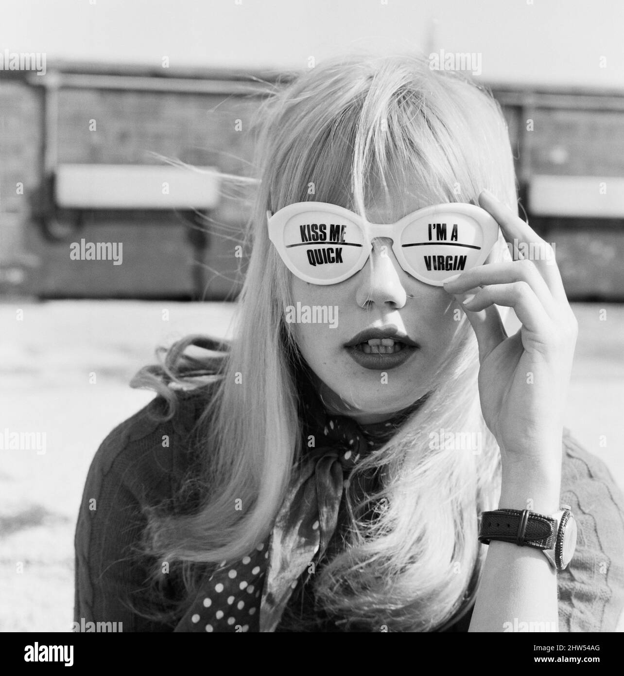 Nikki, avec les yeux expressifs. L'année dernière, il s'agissait de boutons de revers. Mais cette année, semble-t-il, les yeux l'ont. Le point est illustré par Nikki, la mannequin fille, vu porter ces lunettes de soleil à fente accrocheuses à Londres. Le message à ses yeux peut être vieux, mais l'idée est plutôt belle. Si nous avons un long été chaud, il devrait rattraper les manifestants. Faites des économies sur toutes ces bannières redoutables. 29th mars 1968 Banque D'Images Nikki, avec les yeux expressifs. L'année dernière, il s'agissait de boutons de revers. Mais cette année, semble-t-il, les yeux l'ont. Le point est illustré par Nikki, la mannequin fille, vu porter ces lunettes de soleil à fente accrocheuses à Londres. Le message à ses yeux peut être vieux, mais l'idée est plutôt belle. Si nous avons un long été chaud, il devrait rattraper les manifestants. Faites des économies sur toutes ces bannières redoutables. 29th mars 1968 Banque D'Images