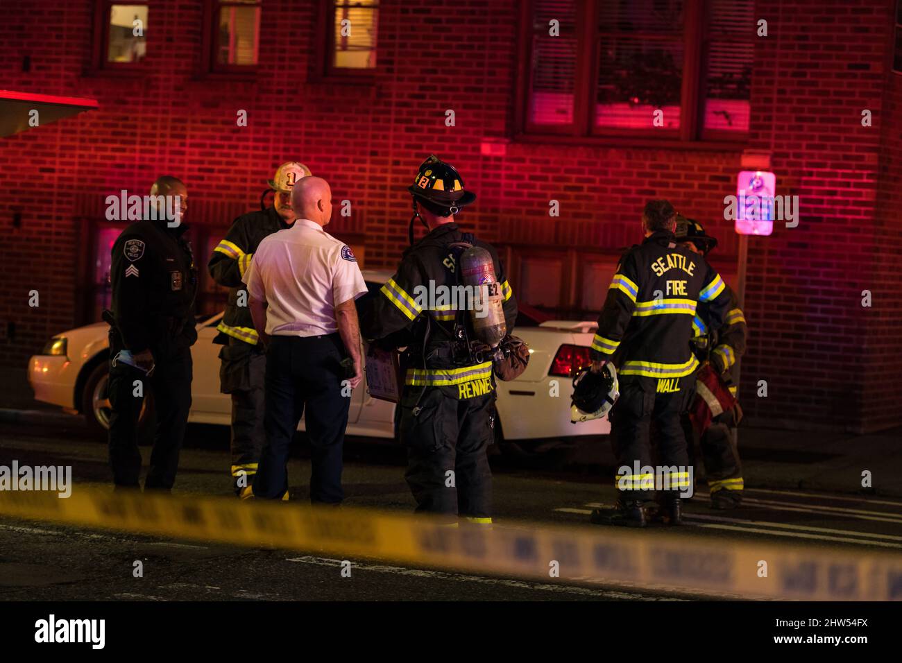 Seattle, États-Unis. 3nd mars 2022. Feu de Seattle et police répondant à un incendie de structure à 5th et Wall dans le quartier de belltown tôt dans la soirée. L'incendie s'est éteint rapidement avant de se propager. Crédit : James Anderson/Alay Live News Banque D'Images