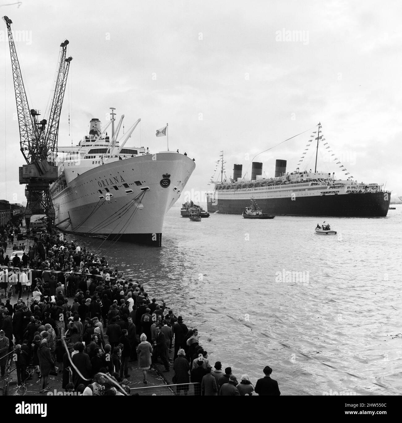 Le Cunard White Star paquebot Queen Mary sort pour la dernière fois. Les gens ont tapissé le quai pour la voir. Southampton, Hampshire, 31st octobre 1967. Banque D'Images