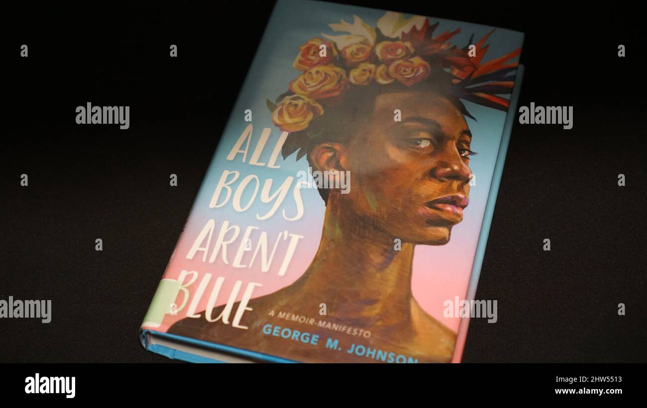 Une copie du livre souvent interdit All Boys aren't Blue, un manifeste de mémoires par le militant LGBTQIA George M. Johnson. Banque D'Images