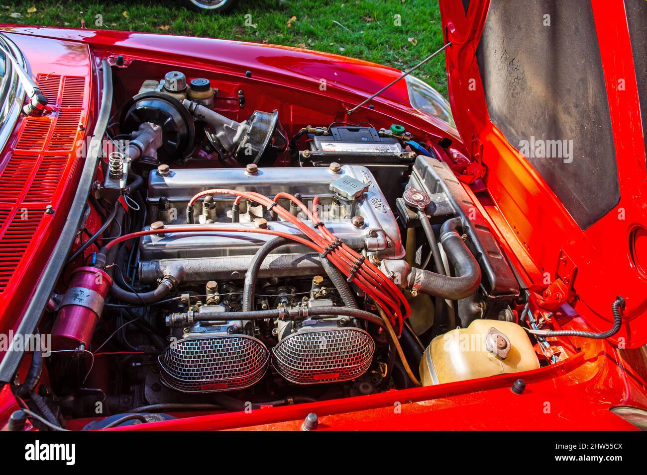 Moteur, côté droit, d'un 1972 Alfa Romeo Spider Veloce 2000. Banque D'Images