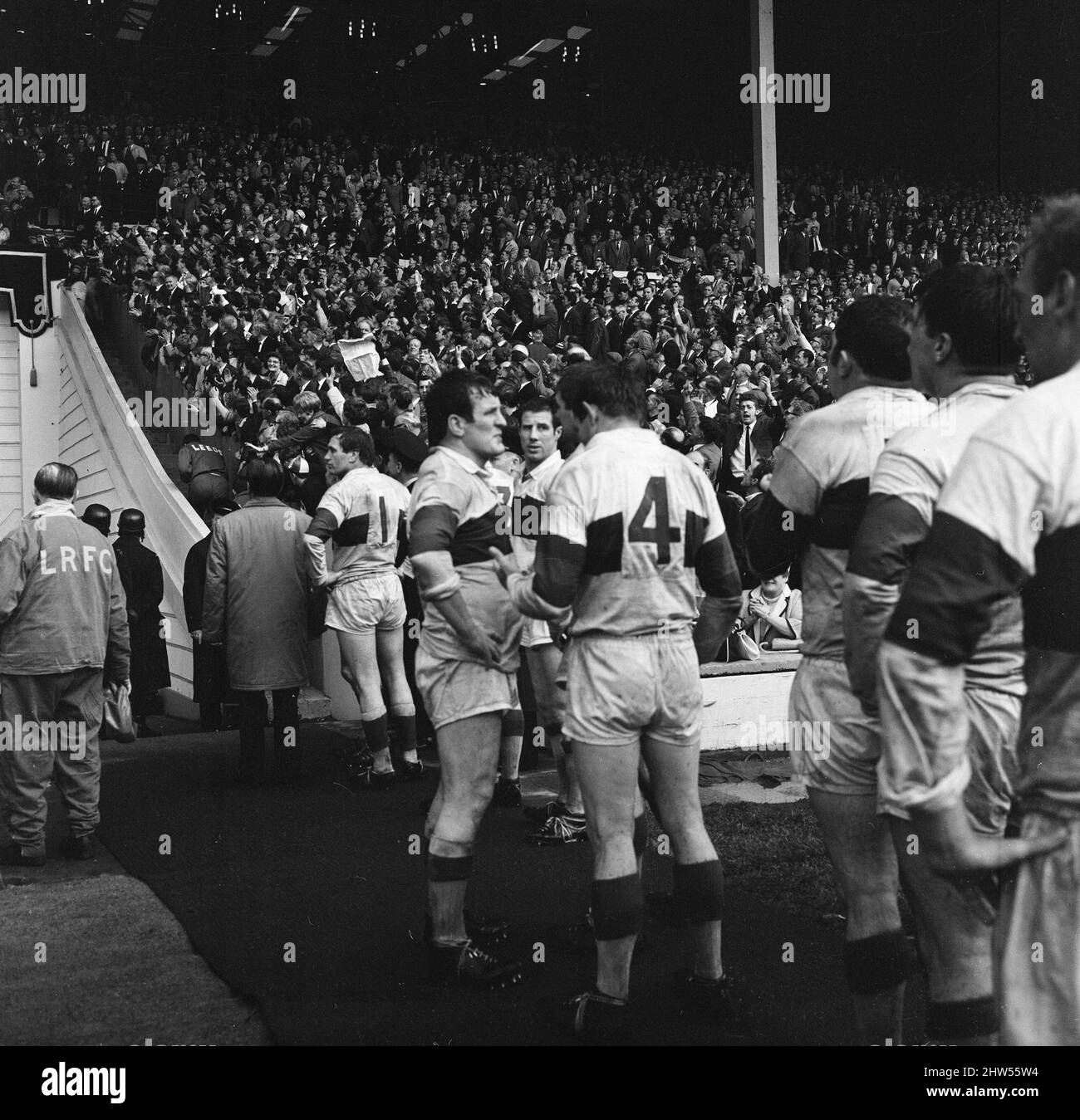 Leeds 11-10 Wakefield Trinity, Rugby League Challenge Cup final Match au stade Wembley, Londres, samedi 11th mai 1968. Notre photo montre ... Don Fox de Wakefield à la fin du match, après avoir manqué une conversion devant les postes dans la dernière minute du jeu, donnant à Leeds une victoire de 11?10. Banque D'Images