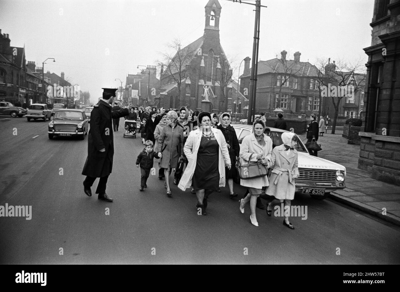 Mme Lillian Bilocca dirige les épouses lors de leur marche de protestation pour essayer de rencontrer le bureau des propriétaires de chalutiers à quai. L'industrie de la pêche à Hull est frappée par la tragédie avec le naufrage des chalutiers du port de pêche de Kingston à Hull. 2nd février 1968. Banque D'Images Mme Lillian Bilocca dirige les épouses lors de leur marche de protestation pour essayer de rencontrer le bureau des propriétaires de chalutiers à quai. L'industrie de la pêche à Hull est frappée par la tragédie avec le naufrage des chalutiers du port de pêche de Kingston à Hull. 2nd février 1968. Banque D'Images