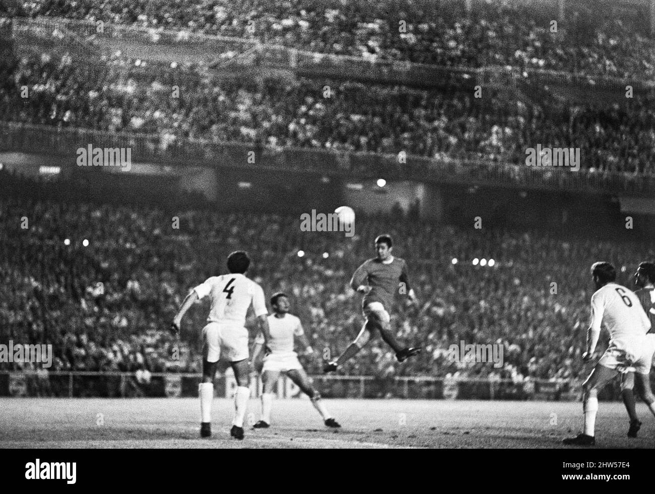 Coupe d'Europe demi-finale deuxième étape au stade Santiago Bernabeu de Madrid. Real Madrid et Manchester United ont remporté le match 3-3, mais United a progressé jusqu'à la première finale de la coupe d'Europe grâce à la mince victoire de 1-0 dans la première jambe d'Old Trafford. La photo montre: Brian Kidd bonds haut pour obtenir dans un en-tête à l'objectif. 15th mai 1968. Banque D'Images