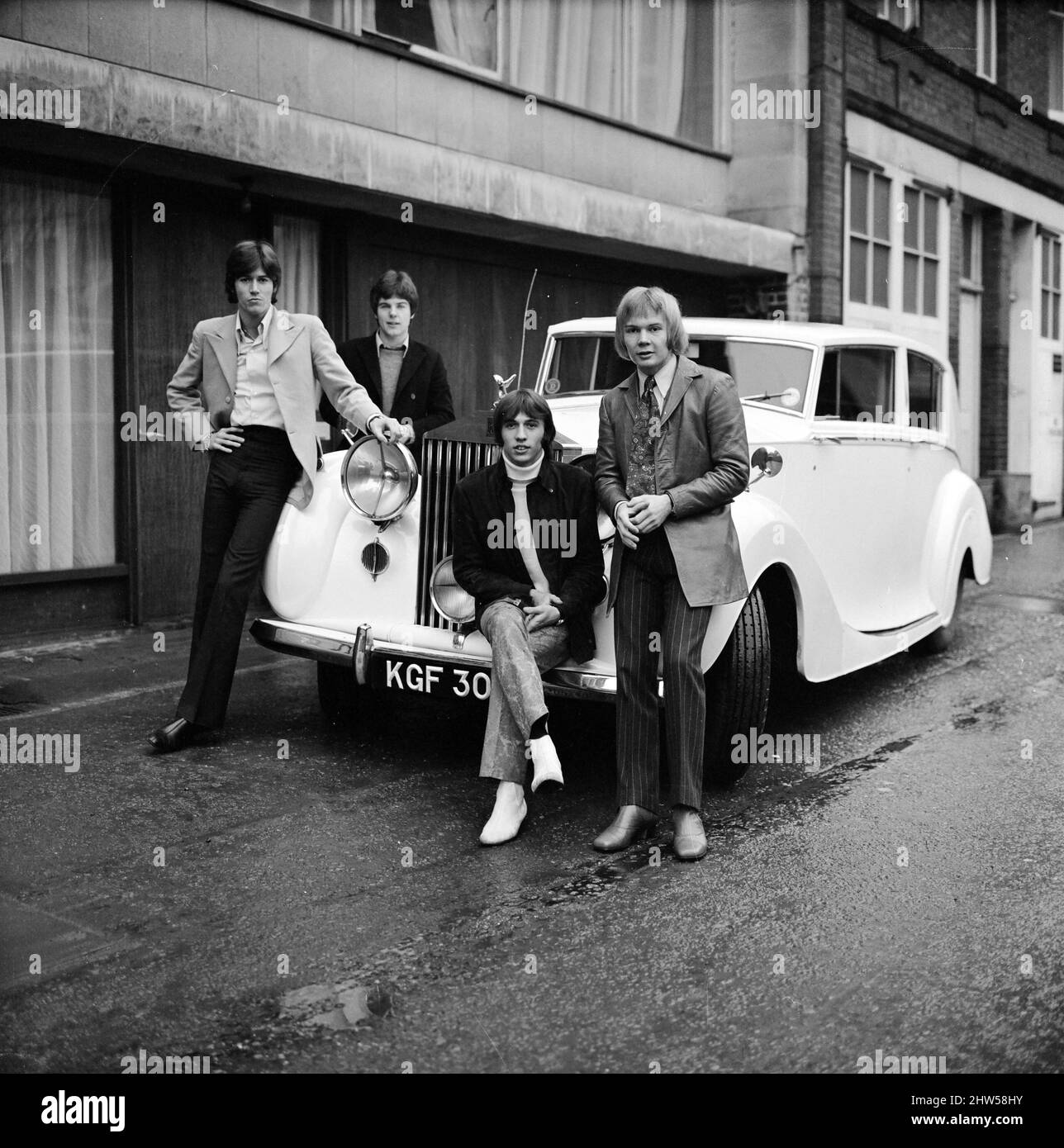 Les Bee Gees examinent un cadeau de Noël de l'agent Robert Stigwood, un 1948 Rolls Royce Silver Wraith, 12th décembre 1967. La voiture a été offerte comme cadeau spécial pour marquer et célébrer les 1 millions de ventes record de leur seul Massachusetts. Quatre des cinq membres du groupe regardent la voiture et lui donnent un vernis et propre. M. Stigwood a eu la voiture entièrement retapissée et peinte, et le moteur a été remis en état. Photo : Colin Peterson, Vince Melouney, Barry Gibb et Robin Gibb dans Adams Row, Mayfair (Robin Gibb n'était pas disponible pour la photo) Banque D'Images