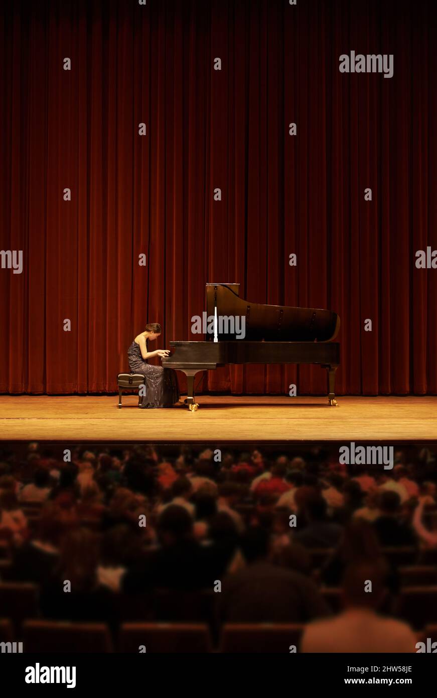 Jouer pour la foule. Prise de vue d'une jeune femme jouant du piano lors d'un concert musical. Banque D'Images