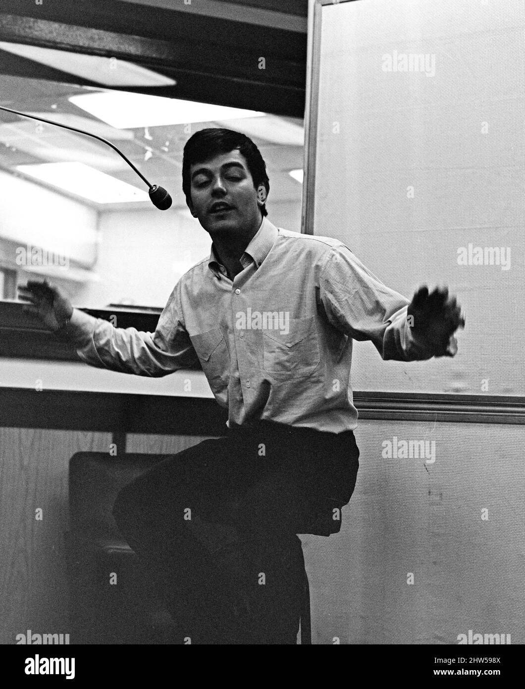 Tony Blackburn, le célèbre DJ, va devenir une star de l'enregistrement. Il est photographié en train d'enregistrer dans un studio de Dean Stanley Street, à Londres. 25th octobre 1967. Banque D'Images