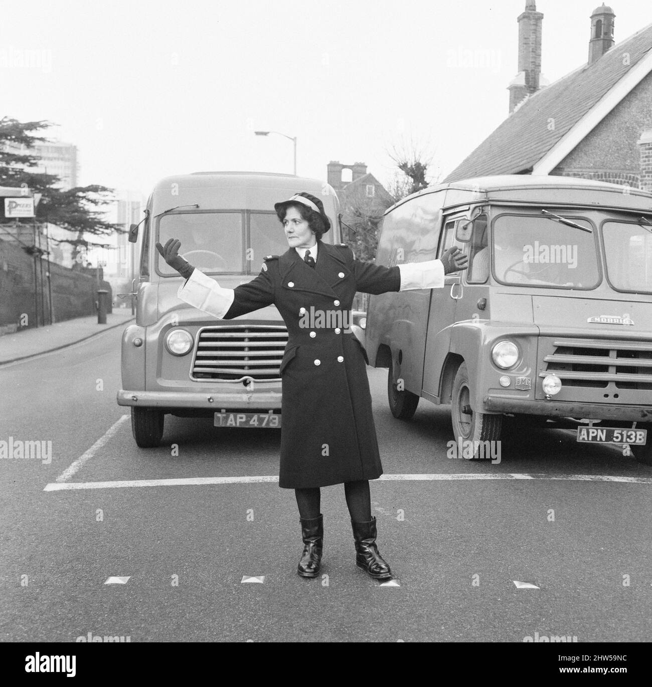 Le premier garde-trafic britannique à contrôler la circulation au lieu de réserver des voitures pour des infractions de stationnement, Mme Joyce Roffey, en service à un carrefour très animé à Croydon, Surrey, à la jonction de Park Lane et de Coombe Road, le 2nd janvier 1967. Banque D'Images