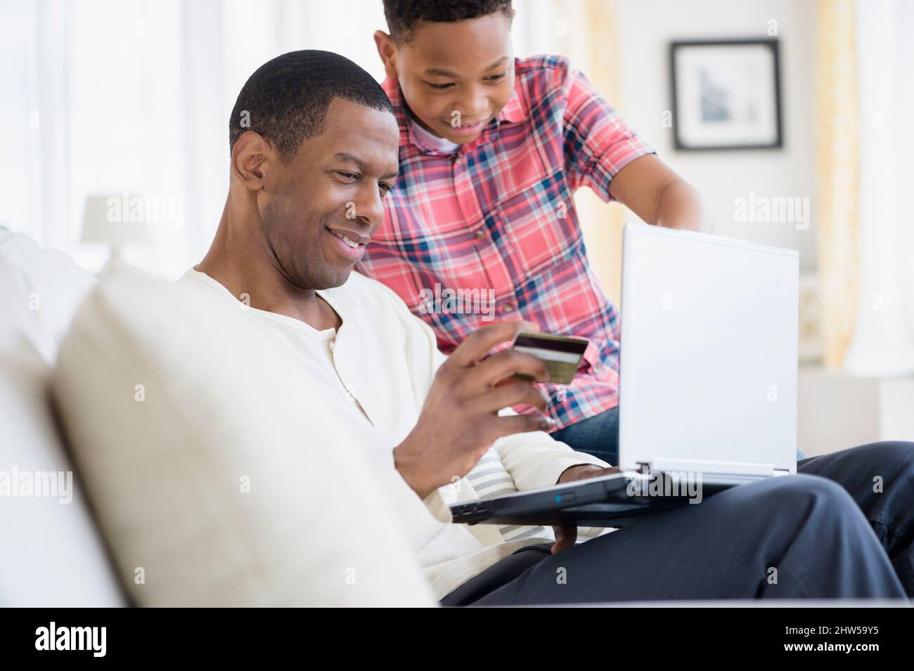 Père et fils font des achats en ligne Banque D'Images