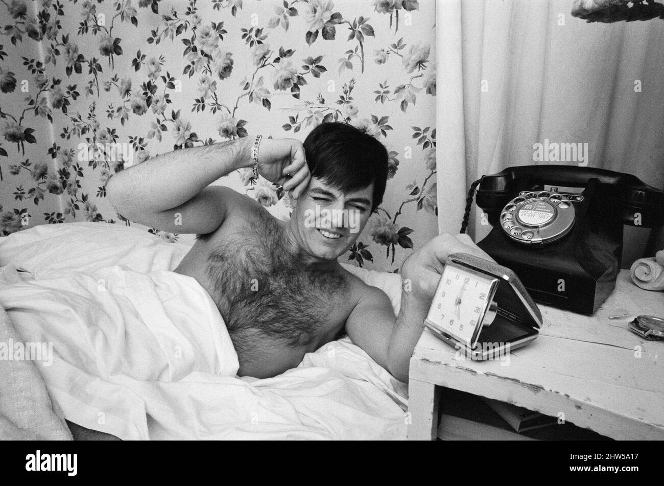 Tony Blackburn, le Disc Jockey de 22 ans, au lit dans son appartement de Knightsbridge, alors que son alarme sonne à 5am pour le réveiller.la jeune fille qui l'a sonné dit « Waky Waky Tony Love, le temps d'aller au travail ». Là, après que Tony se lève, lave et rave et conduit sa voiture de sport rouge à travers les rues tranquilles de l'aube jusqu'à la BBC. Tony Blackburn a récemment lancé BBC, radio One a lancé à 7am. Vendredi 30th septembre 1967. Photo prise samedi 1st octobre 1967 Banque D'Images