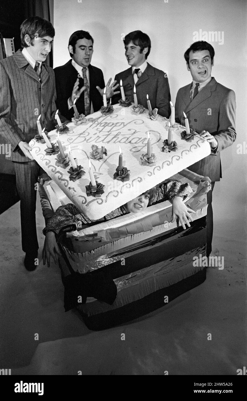 Eric Idle, Terry Jones, Michael Palin et David Jason aident Denise Coffey à célébrer son anniversaire sur le set de 'ne pas ajuster votre set'.12th décembre 1967. Banque D'Images