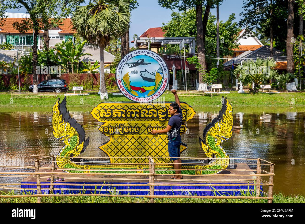 Un cambodgien travaillant sur le podium pour les courses annuelles de bateaux. Banque D'Images