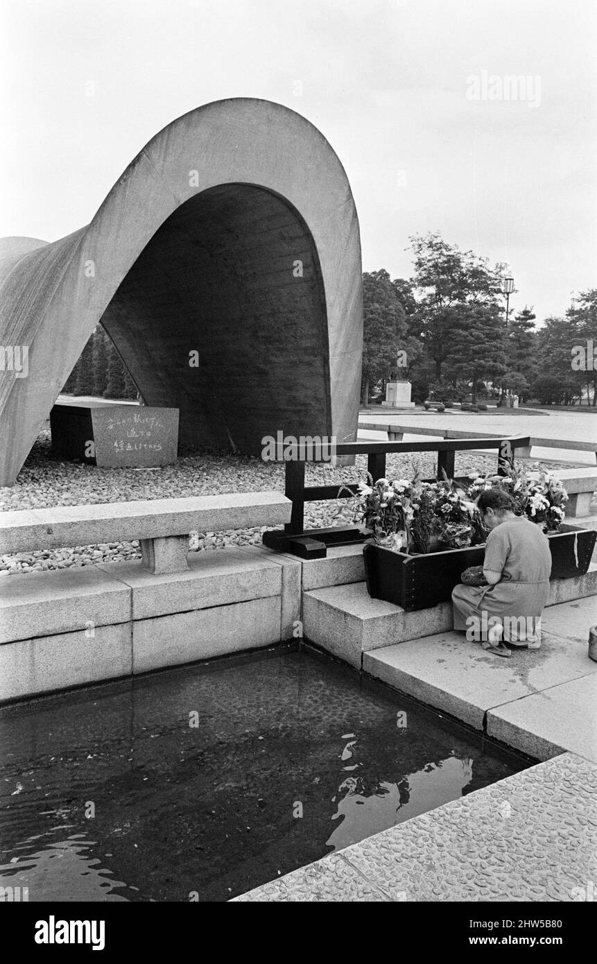 Peace Memorial Park, Hiroshima, Japon, août 1967. Notre photo montre ... parent de Hiroshima victime de la bombe dans la prière au sanctuaire où les cendres de 125 000 personnes sont enterrées. Banque D'Images