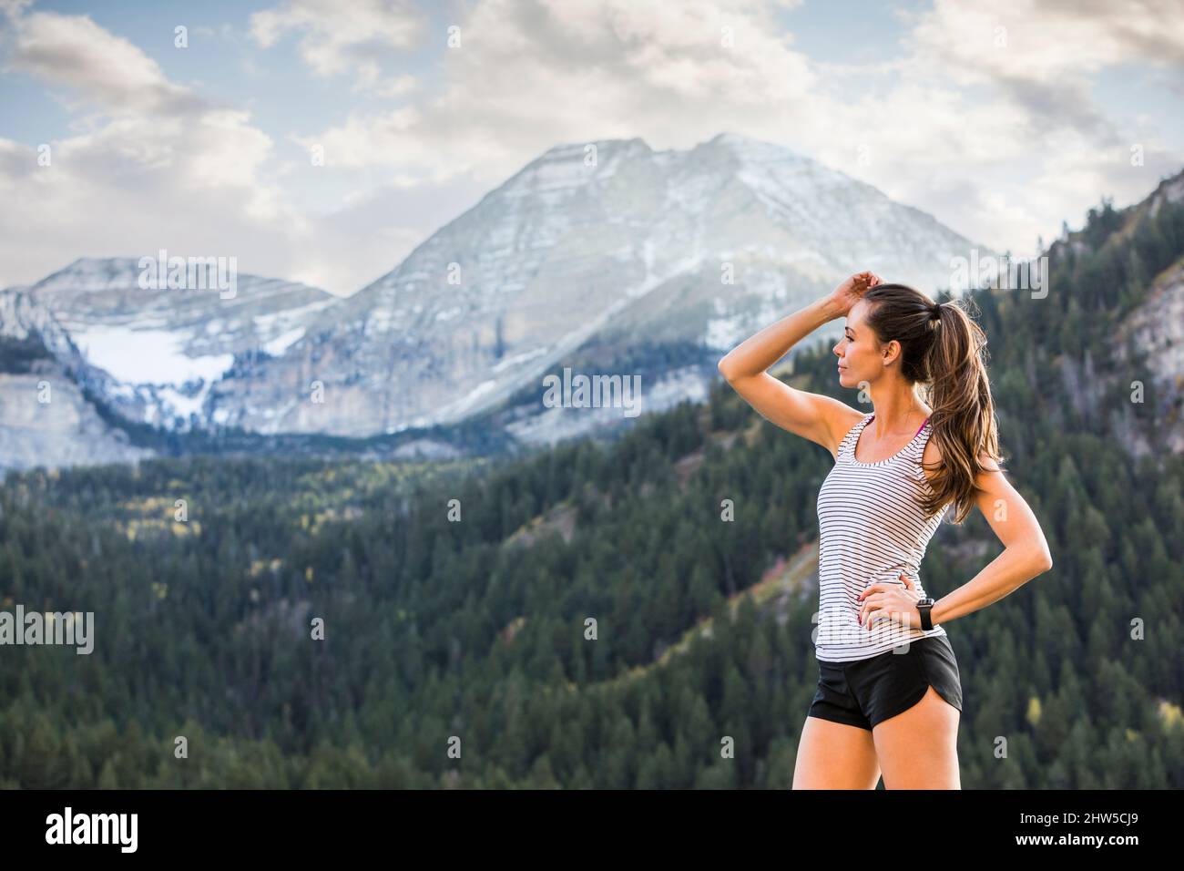 États-Unis, Utah, American Fork, athlète femme regardant la vue dans le paysage de montagne Banque D'Images