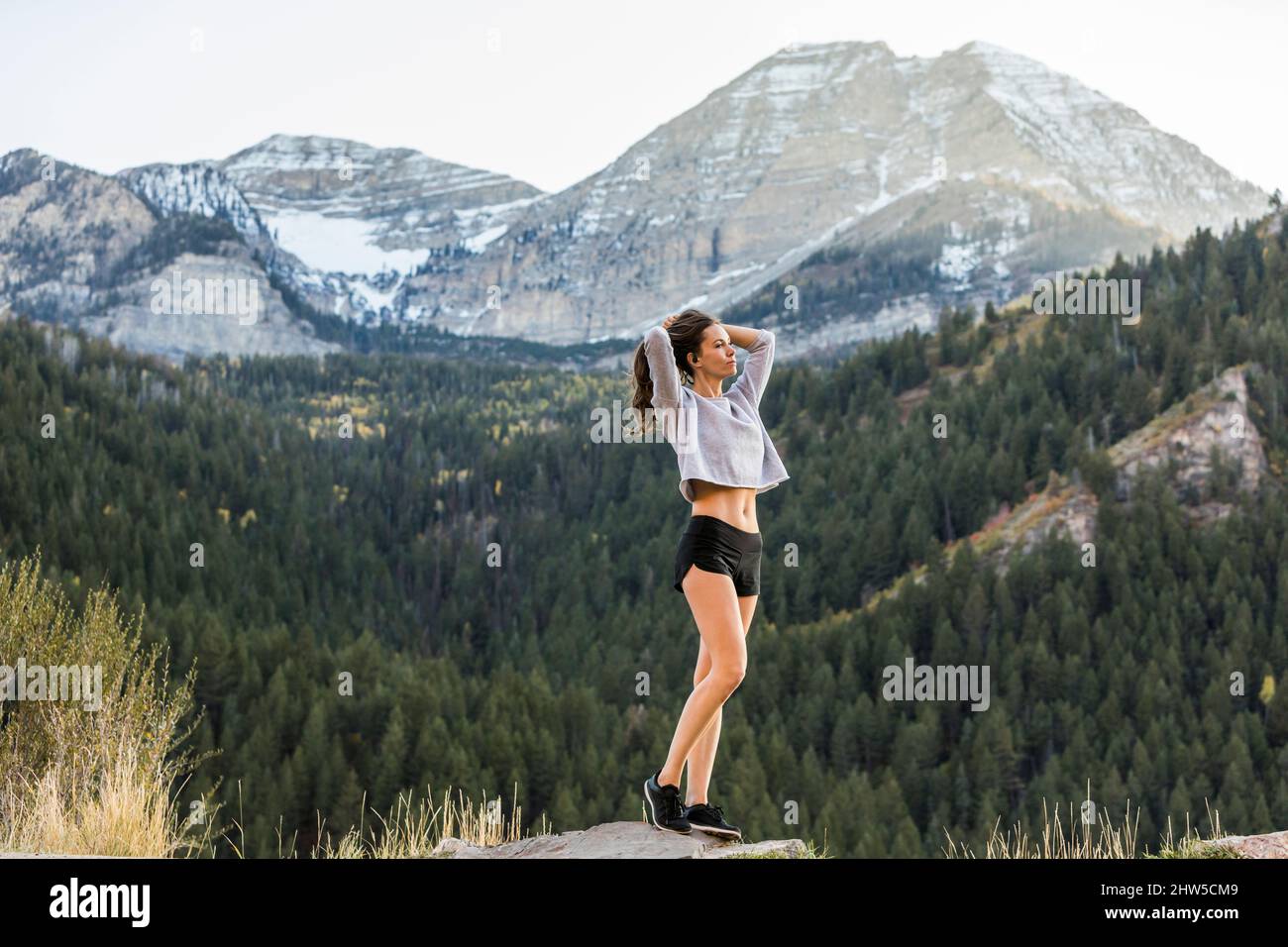 États-Unis, Utah, American Fork, athlète femme regardant la vue dans le paysage de montagne Banque D'Images