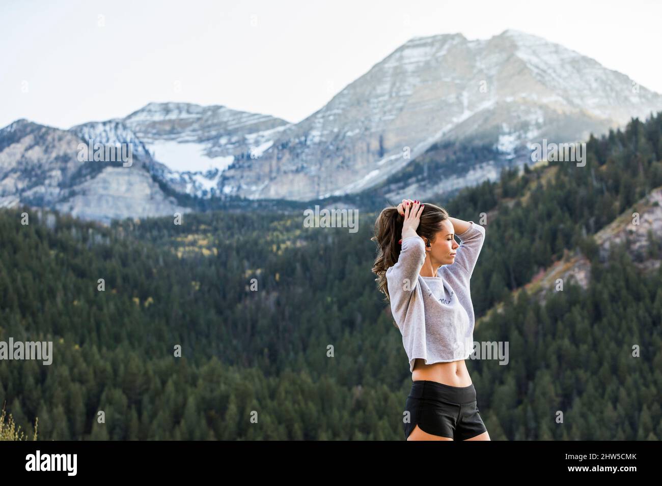 États-Unis, Utah, American Fork, athlète femme regardant la vue dans le paysage de montagne Banque D'Images