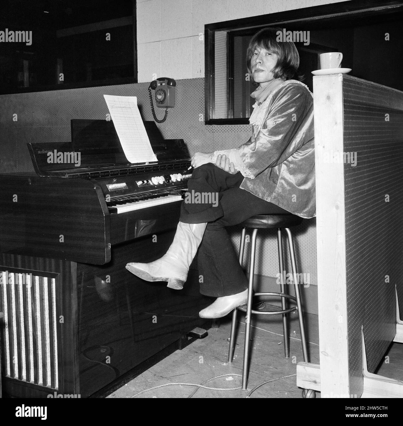 Les Rolling Stones se rencontrent aux studios olympiques de Barnes,  Londres, pour couper quelques pistes pour leur nouveau record. Brian Jones  est en photo. 19th mai 1967 Photo Stock - Alamy