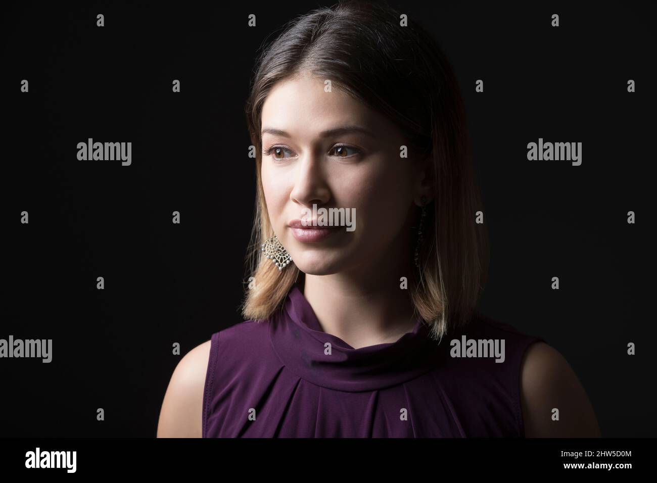 Portrait studio de femme en haut violet sans manches Banque D'Images
