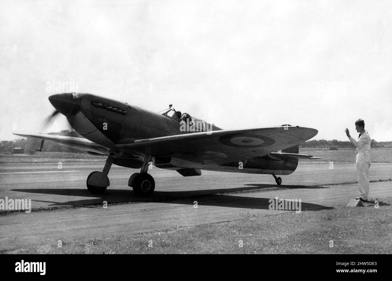 Ce Spitfire Supermarine a été transporté à l'aéroport d'Usworth par le chef de l'escadron John Hobbs pour l'exposition du Sunderland Flying Club. Cet avion avait été piloté par la bataille d'Angleterre Aces Douglas Bader et Johnnie Johnson. 10th juin 1967. Banque D'Images